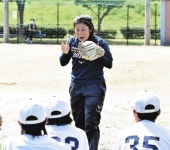 銀メダルの技を高校生に伝える　熊野で元五輪ソフト選手ら指導：中日新聞Web