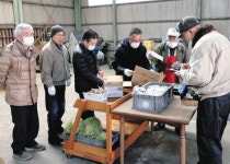 最後の初競り、声にも力　駒ケ根市公設地方卸売市場：中日新聞Web
