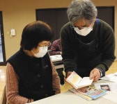 受け取った年賀状を「一冊」に　本修復の技術活用、熊野で教室：中日新聞Web