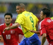 【写真】大五郎カットのロナウド（2002年W杯）：中日スポーツ・東京中日スポーツ 【写真】大五郎カットのロナウド（2002年W杯）... 