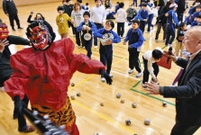 児童ら一足早く「鬼は外！」　イオン柳津店が協力、羽島特支学校で豆まき：中日新聞Web