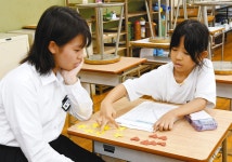 算数で和気あいあい　岐阜・藍川北学園、7～9年生が下級生を指導：中日新聞Web