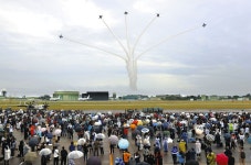 大迫力！雨中のアクロバット飛行　航空自衛隊浜松基地でエアフェスタ開催：中日新聞しずおかWeb