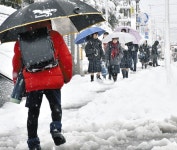 県内 雪一色　通学路の安全確保 高岡　足元に気をつけて 富山市内　埋もれる掲示板 砺波　駐車場キレイに 富山市内　：北陸中日新聞Web