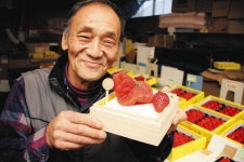 特大イチゴ「30年に１度」の165グラム　羽島の農園、直売所で展示：中日新聞Web
