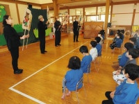 思いやりの心 紙芝居で学ぶ　入善などの保育所：北陸中日新聞Web
