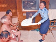 熱波で詐欺も吹っ飛ばせ　熱波師が愛知県警とタッグ、サウナで啓発活動：中日新聞Web