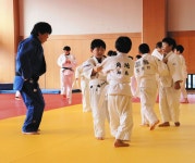 歓迎 被災地の子と練習　合同柔道 技で触れ合う：北陸中日新聞Web