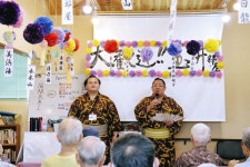 髪結いや甚句にデイ施設沸く　春日井、玉ノ井部屋の力士ら訪問：中日新聞Web