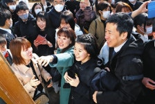 祝1万2598人、キラキラに輝いて！　岐阜県内公立高の合格発表：中日新聞Web