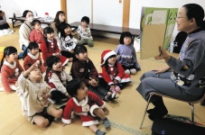 絵本読み聞かせやクリスマスツリーの飾り作り　菊川で親子ふれあい会：中日新聞しずおかWeb