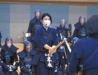 女性剣士の末永さん、小中生らに手ほどき　郡上・やまと総合センター：中日新聞Web