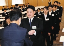 24年度の採用予定者102人に内定証　平和堂が内定式　：中日新聞Web