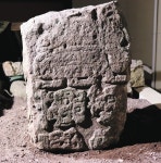 【石川】マヤの王朝 謎の初期に光　小松大など発見 王の名刻んだ石碑断片：北陸中日新聞Web