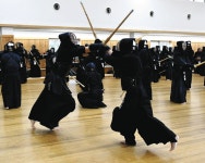 中学生から80代までが一堂に集い稽古始め　可児・漱玉館で県剣道連盟が開催：中日新聞Web