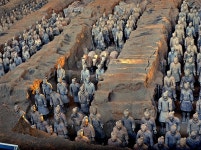 cai guo-qiang suspends 10,000 porcelain starlings over terracotta warriors in melbourne