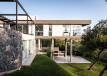 Casa 367 sits above the treetops of a hillside in Argentina