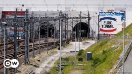 Migrants rush Channel Tunnel, cause delays – DW – 10/03/2015