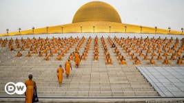 Thai police search temple in monk hunt – DW – 02/16/2017