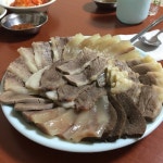 뽀얀 국물과 수육, 마음까지 따뜻해지는 설렁탕