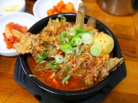 산더미 통뼈와 칼칼한 국 푸짐한 ‘감자탕’ 맛집