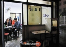 30년 닭꼬치집, 20년 생태탕집… 靑春, 아재 맛집에 빠지다