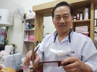 “가위질 몇 번에 64년 훌쩍 ”…여든의 이발사, 오늘도 사각사각