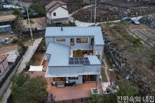 탁 트인 조망의 중정 주택, 뷰와 프라이버시 두 마리 토끼를 잡다.