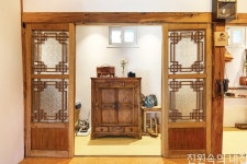 동네의 오래된 한옥을 지켜 온 젊은 목수의 기록