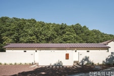 평행하지만 독립된 모던한 절제감이 돋보이는 두 개의 휴식처 : ZUM 허브 평행하지만 독립된 모던한 절제감이 돋보이는 두 개의 휴식처