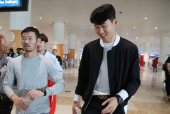 ‘결혼→은퇴 임박’ 손흥민, “그렇게 아니라더니”...측근이 터뜨린 ‘웨딩반지’ 충격 폭로 : ZUM 허브 ‘결혼→은퇴 임박’ 손흥민, “그렇게...