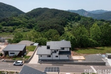 전원 생활의 낭만이 넘치는 사천 숲 뷰 주택
