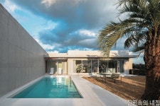 제주의 푸른 숲을 온전히 누리는 단정한 선의 독채 스테이