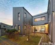 아버지의 사랑과 기술자의 자부심으로 지은 안마당 청라 주택