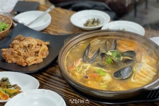 바다의 깊은 맛을 한 그릇에 담은 해물탕 백반 맛집 ‘수궁한정식’ : ZUM 허브 바다의 깊은 맛을 한 그릇에 담은 해물탕 백반 맛집 ‘수궁한정식’