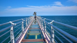 “발밑은 유리, 눈앞은 끝없는 바다”… 국내 최장 135m 스카이워크