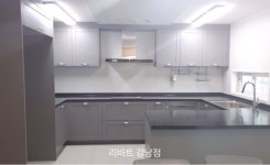 깔끔하고 트렌디한 그레이톤 주방