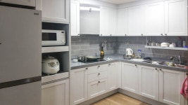 화이트와 그레이가 깔끔하고 세련된 주방을 완성해주었어요^^