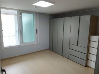 그레이 톤으로 맞춘 옷 방이에요