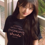 롯데면세점 [로라로라] VINTAGE NOUVELLE LOGO HALF T-SHIRT BLACK