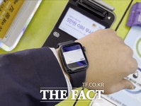 애플페이 결제 안 돼요…출시 첫날 발 동동 구른 사연은? : zum 뉴스