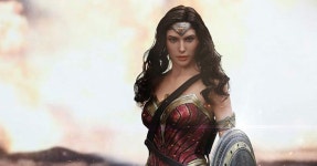 Hot Toys new Wonder Woman figure stands ready for battle