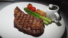Cedar river farm rib eye，10oz，配紅酒汁，五成熟 - Watermarks photo in Central Hong Kong | OpenRice Hong Kong Photo of... 