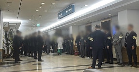 [시선25] 정장 남성 도열 속 ‘마지막 1세대 조폭’ 신상사 떠나던 날 | 일요신문 [시선25] 정장 남성 도열 속 ‘마지막 1세대 조폭’ 신상사... 