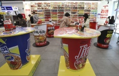 [시선25] ‘라면 즐기러 갈래? K팝 들으러 갈래?’ 편의점이 재밌어졌다 | 일요신문 [시선25] ‘라면 즐기러 갈래? K팝 들으러 갈래?’ 편의점이... 