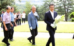 성장현 용산구청장, 광복절 앞두고 ‘유관순 열사 추모비 및 백범 선생 묘’ 참배 | 일요신문 성장현 용산구청장, 광복절 앞두고  ‘유관순 열사... 