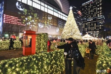 [시선25] ‘겨울왕국 추억 만들기’ 연말 인증샷 성지에 가보셨나요? | 일요신문 [시선25] ‘겨울왕국 추억 만들기’ 연말 인증샷 성지에... 