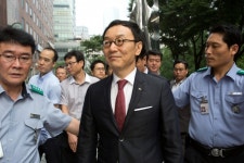 이건호 국민은행장 2주 만에 첫 출근…KB노조 출근 저지 중단 | 일요신문 이건호 국민은행장 2주 만에 첫 출근…KB노조 출근 저지 중단