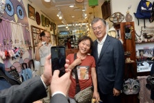 [포토] 명동지하상가 찾은 문재인 새정치민주연합 대표 | 일요신문 [포토] 명동지하상가 찾은 문재인 새정치민주연합 대표