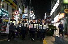 권선택 대전시장, 궁동 로데오거리에서 자율방범순찰 현장체험 | 일요신문 권선택 대전시장, 궁동 로데오거리에서 자율방범순찰 현장체험
